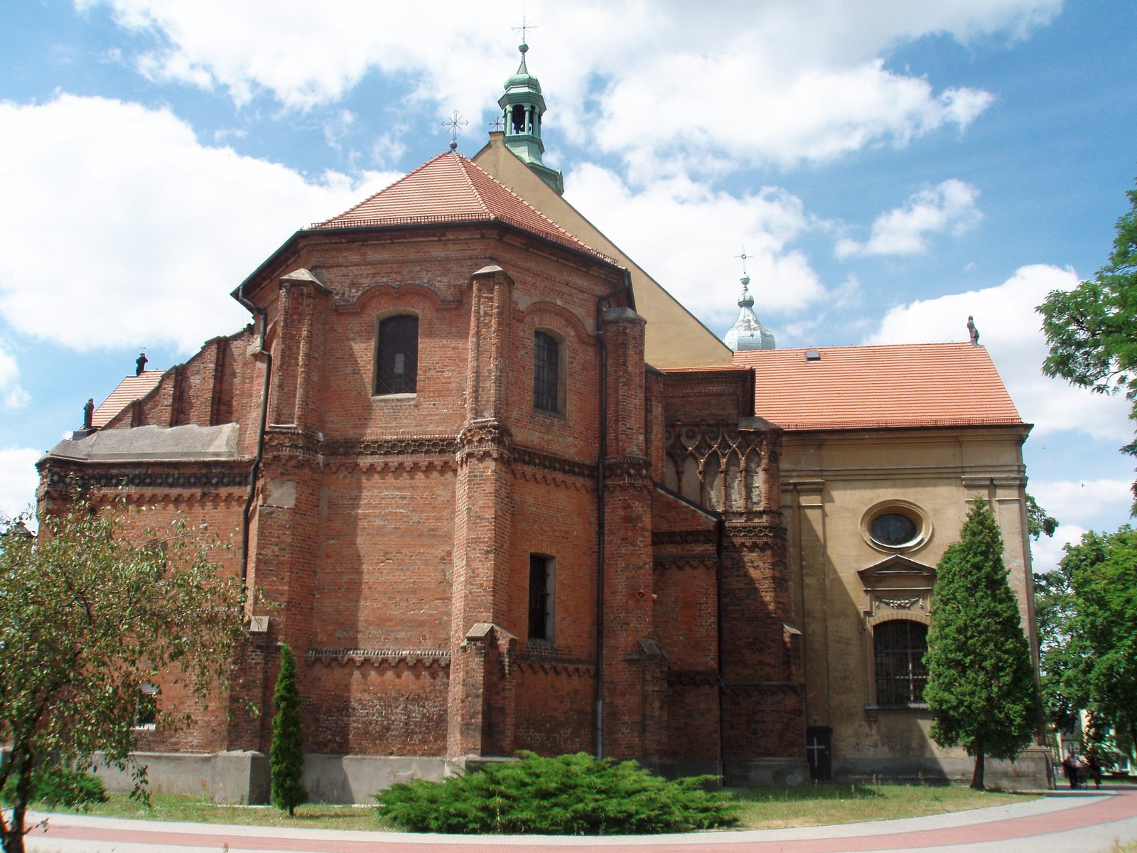 Widok łaskiej Kolegiaty od tyłu. | Łask in Poland