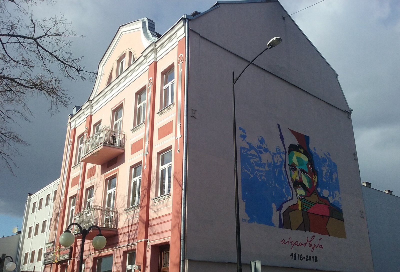 Budynek dawnego hotelu, w którego piwnicach Urząd Bezpieczeństwa Publicznego urządził katownie dla uczestników powstanie antykomunistycznego w Polsce ( z lat 1944–1953) Po lewej stronie w tle, obecny Hotel Mazowiecki. Róg uic św. Antoniego i Tadeusza Kawki w Tomaszowie Mazowieckim | Tomaszów Mazowiecki in Poland