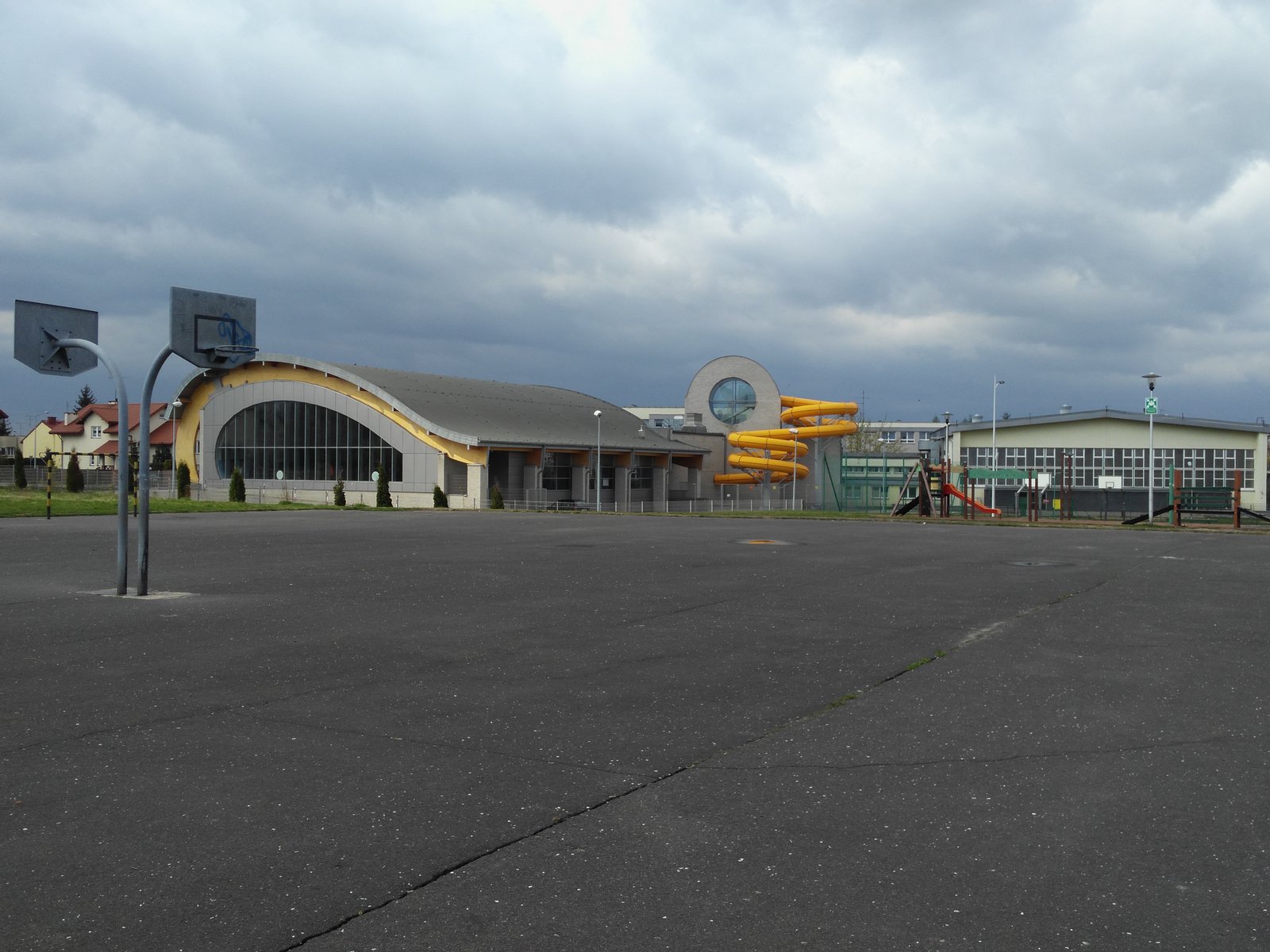 Druga tomaszowska kryta pływalnia, przy Szkole Podstawowej nr 10 na osiedlu "Niebrów" w Tomaszowie Mazowieckim | Tomaszów Mazowiecki in Poland