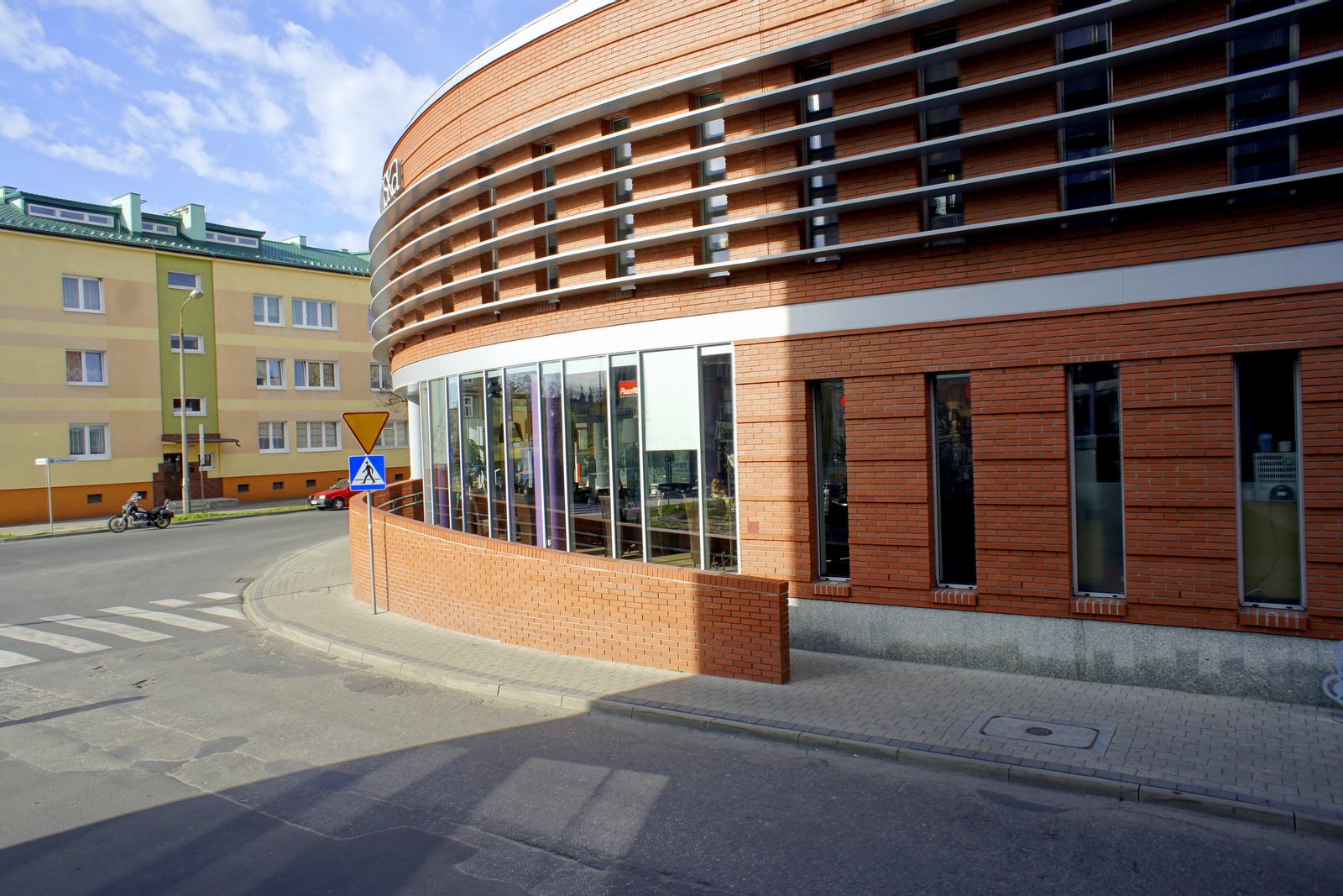 Krotoszyn ( woj. wielkopolskie ). Zbieg ulic: Słodowej i Floriana z budynkiem centrum handlowego. | Krotoszyn in Poland