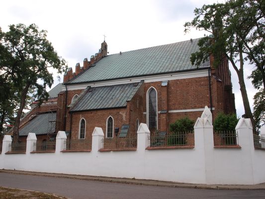 Kościół Wniebowzięcia NMP w Szadku. Widok od ulicy Ogrodowej (zabytek nr 850 z 28.12.1967) | Szadek in Poland