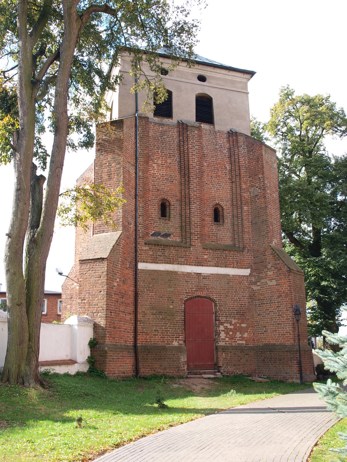 Dzwonnica, mur., XIV w. Widok z placu kościelnego (zabytek nr 851 z 28.12.1967) | Szadek in Poland