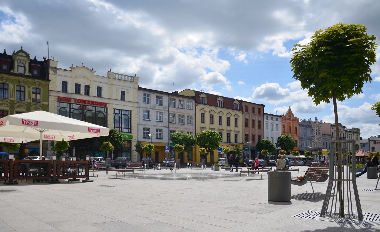 Market square (Duży Rynek) in Brodnica, fountain and eastern frontage | Brodnica in Poland