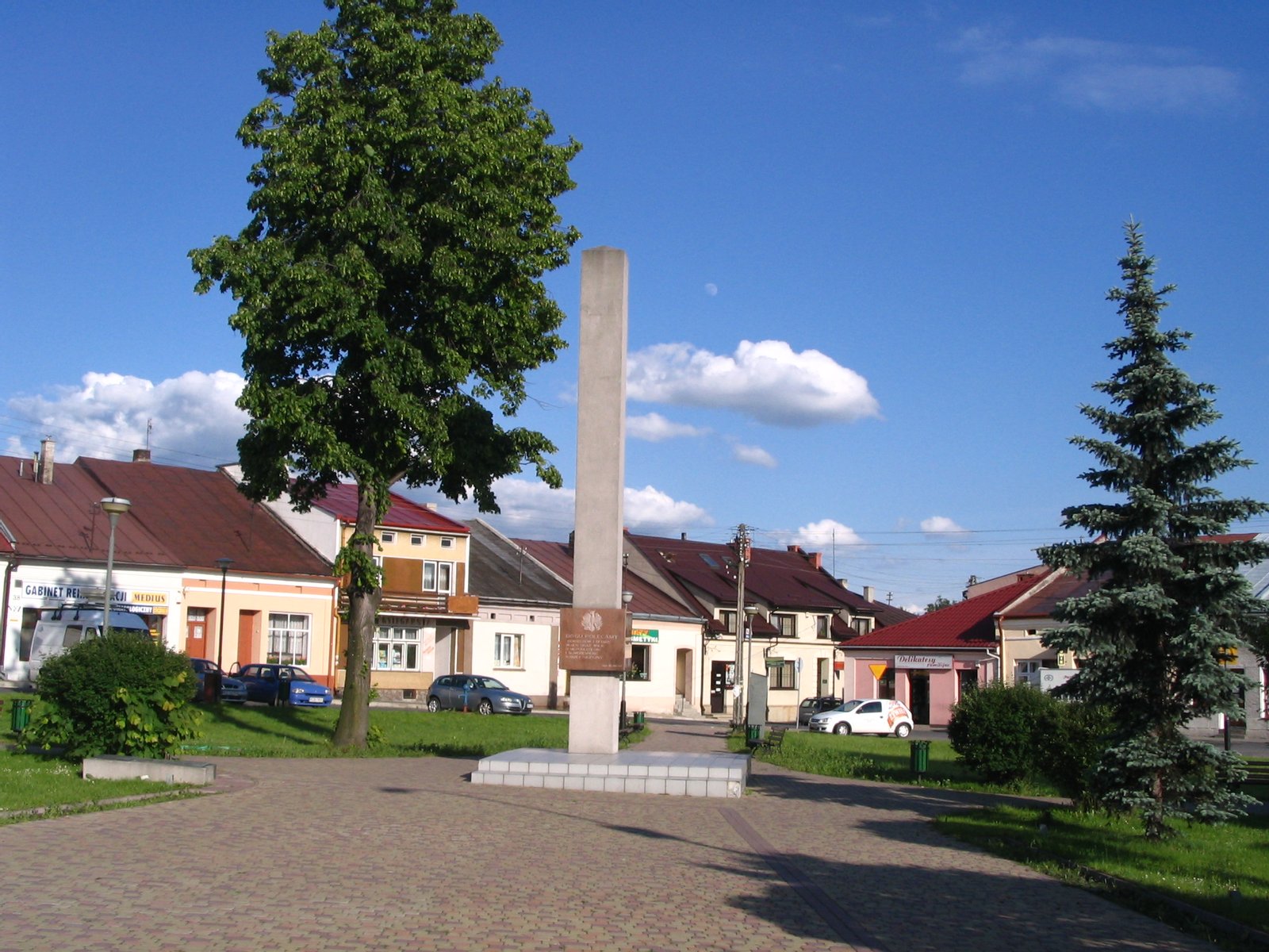 description en: A fragment of the main square in Głogów Małopolski (small city in south-eastern Poland) with a monument commemorating those who died fighting for the homeland in the forehead.
opis pl: Fragment rynku w Głogowie Małopolski z pomnikiem upamiętniających bohaterów i ofiary walk za Ojczyznę.
author/autor: Gardomir (polish wiki: )

source/źródło: a photograph taken by me (fotografia wykonana przeze mnie) | Głogów Małopolski in Poland