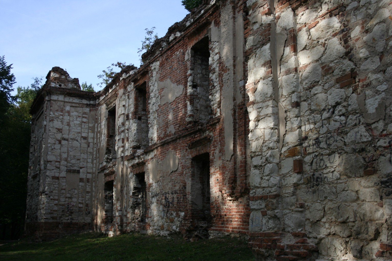 Bychawa Podzamcze - zespół pałacowy (XVIII-XIX): ruina pałacu (zabytek nr rejestr. A/291 z 31.03.1967) | Bychawa in Poland
