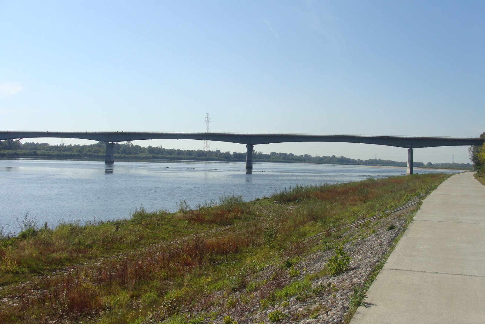 Nowy most w Wyszogrodzie – wskutek ciągłego uszkadzania starego, drewnianego mostu na Wiśle przez kry czy wezbrane wody rzeki, podjęto decyzję o budowie nowej przeprawy mostowej. Pomysł wybudowania nowego mostu poparty był również tym iż drewniany most miał ograniczoną nośność, ciężkie samochody ciężarowe nie mogły po nim przejechać. W 1999 r. most został oddany do użytku, a stary został prawie całkowicie rozebrany. | Wyszogród in Poland