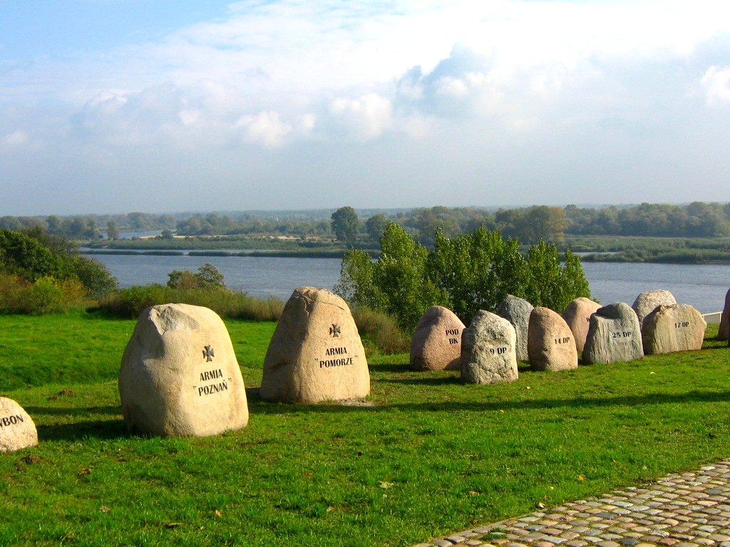 Usytuowane na prawym brzegu Wisły granitowe kamienie z nazwami armii, dywizji i mniejszych jednostek, które brały udział w Bitwie nad Bzurą. Naprzeciw pomnika znajduje się mapa z rozmieszczeniem oddziałów przed bitwą i w jej trakcie. | Wyszogród in Poland