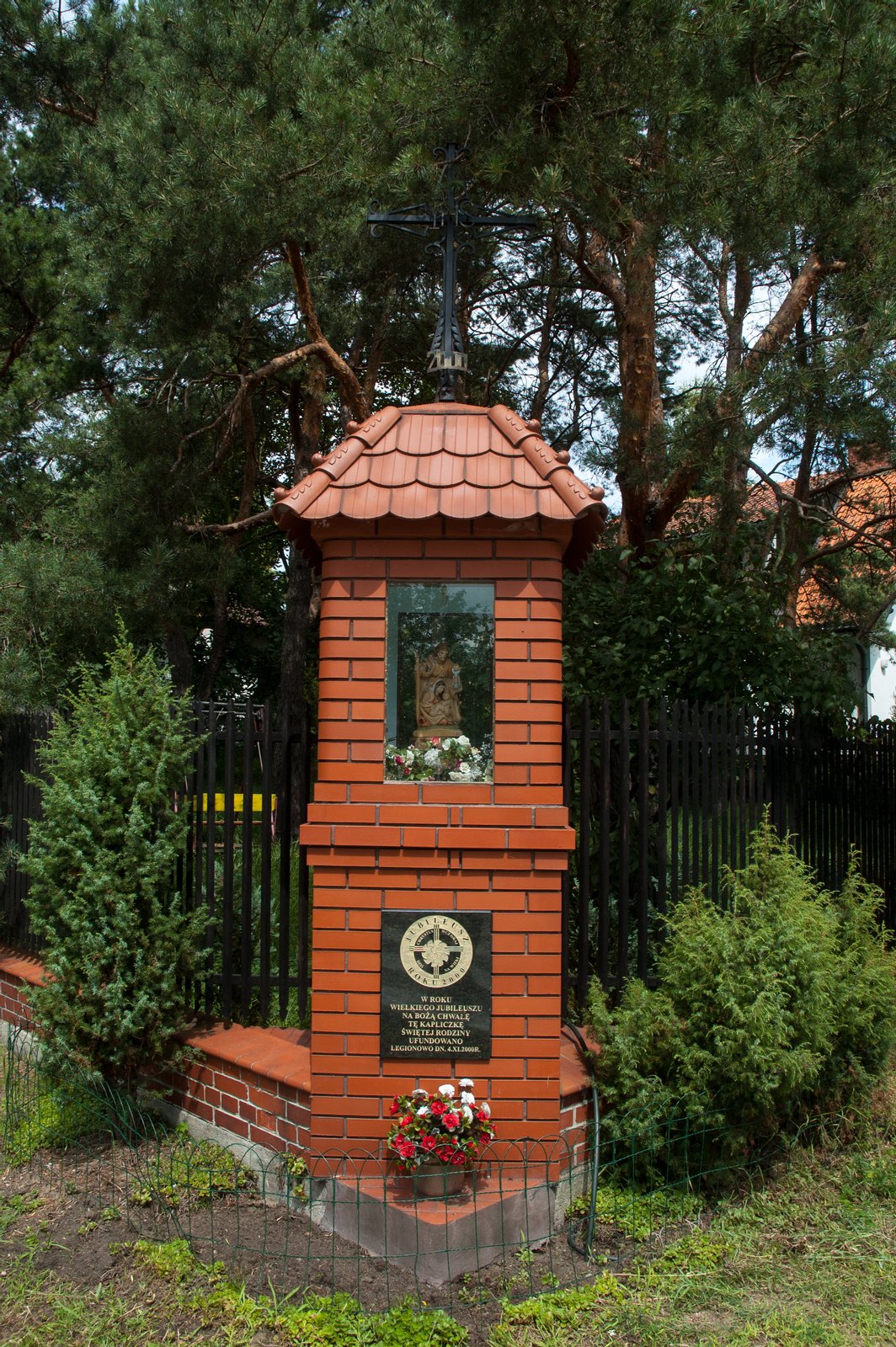 Legionowo - Przydrożna kapliczka rodziny świętej - róg Słonecznej i Stanisława Wigury | Legionowo in Poland