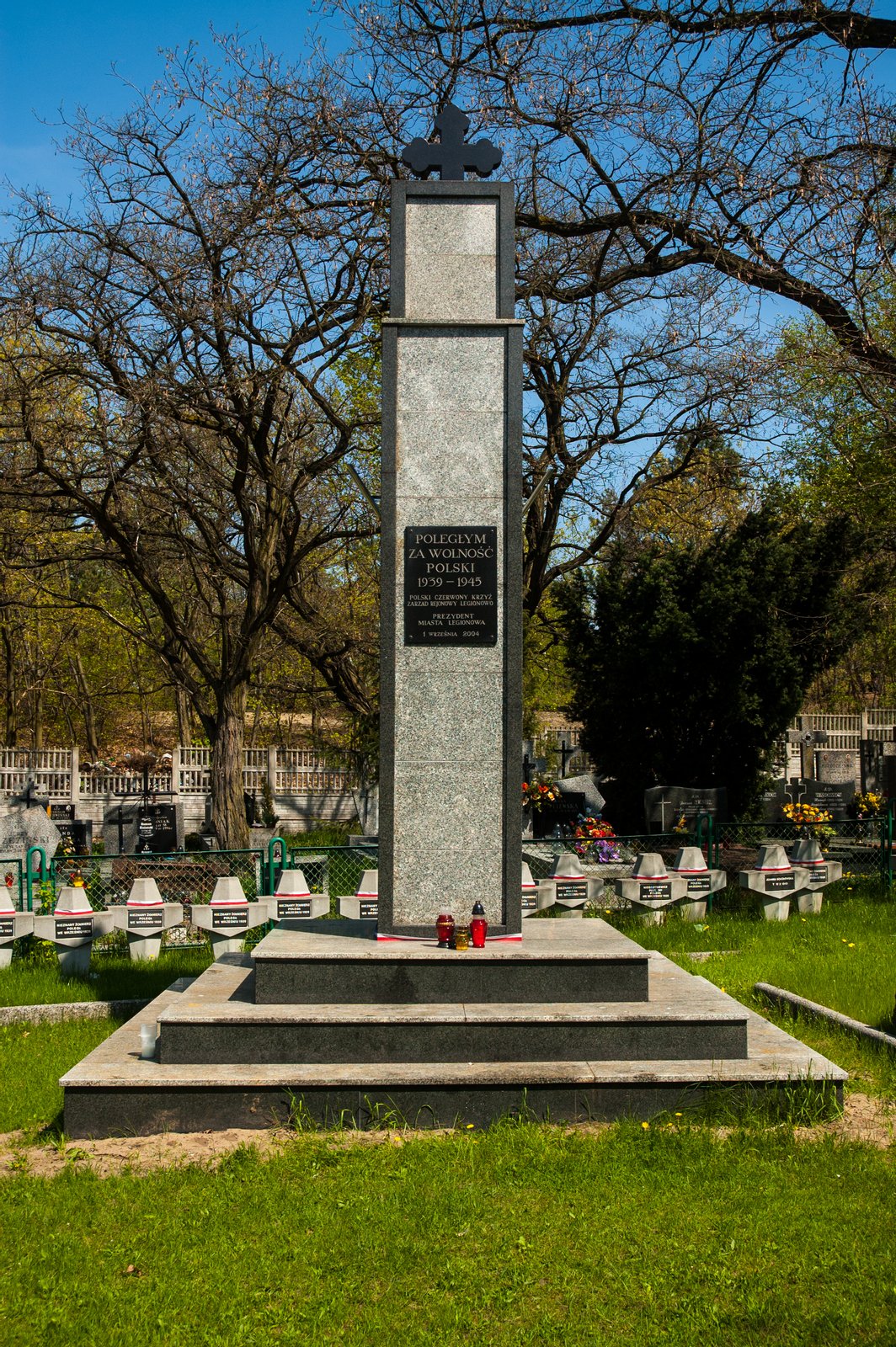 Legionowo - Obelisk z pamiątkową tablicą w Kwaterze Wojennej na cmentarzu przy Alei Legionów | Legionowo in Poland