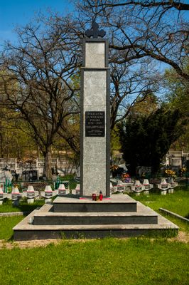 Legionowo - Obelisk z pamiątkową tablicą w Kwaterze Wojennej na cmentarzu przy Alei Legionów | Legionowo in Poland