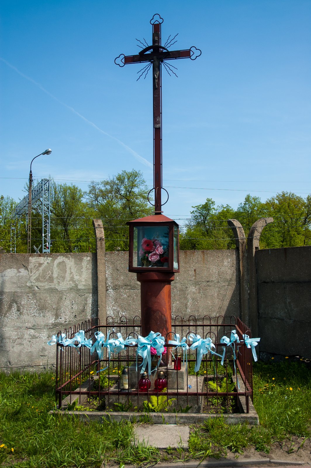 Legionowo - Krzyż z kapliczką przy rondzie im. Andrzeja Paszkowskiego | Legionowo in Poland