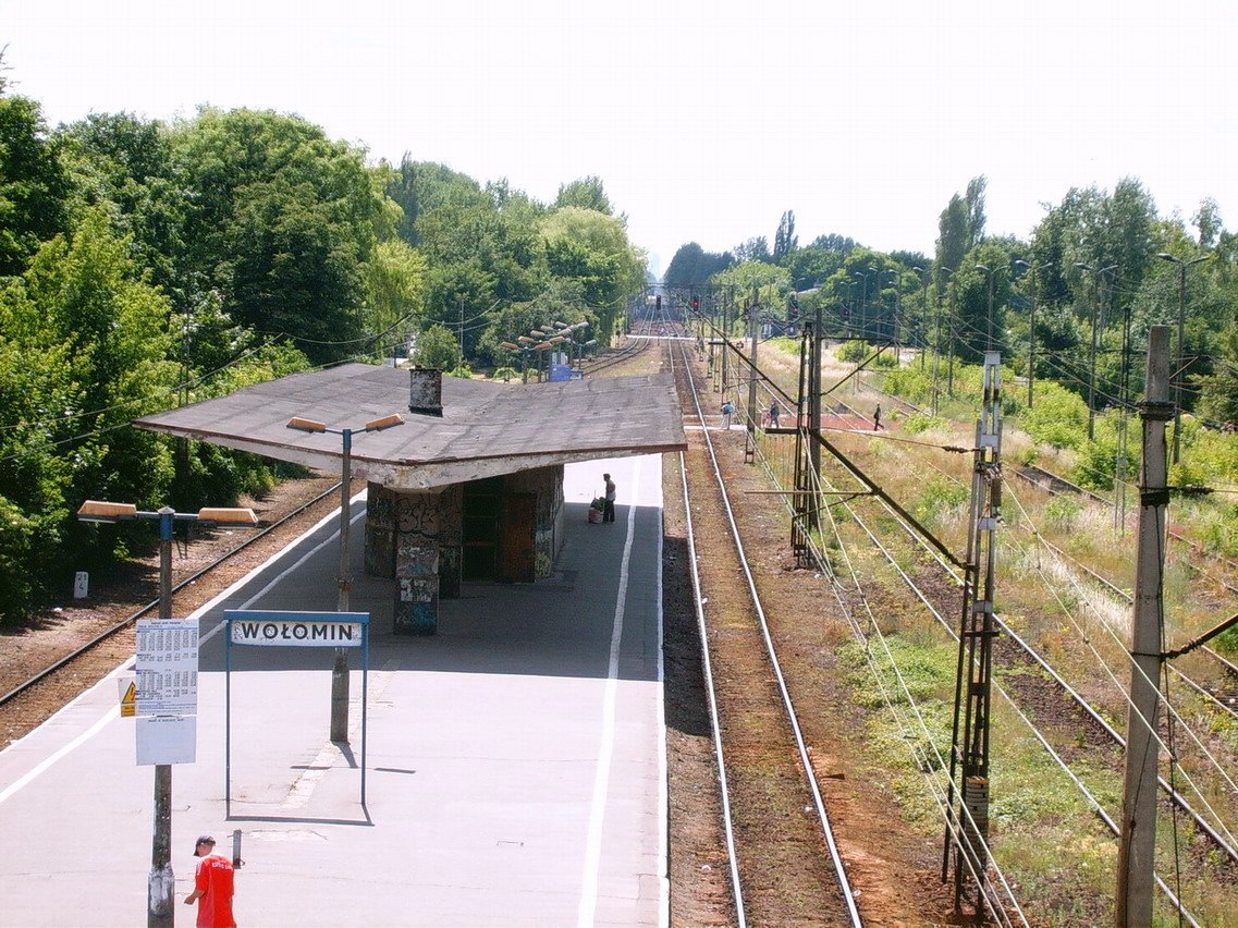 Stacja kolejowa w Wołominie. Widok z kładki w kierunku Zielonki. | Wołomin in Poland