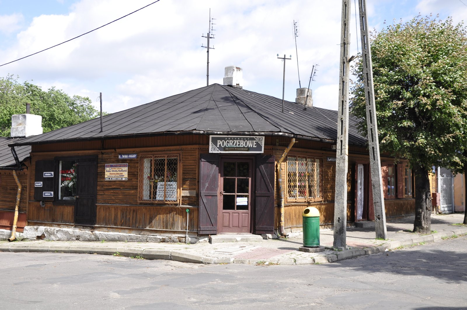 Beerdigungszubehoer, Nasielsk, bei Kirche, Polen | Nasielsk in Poland