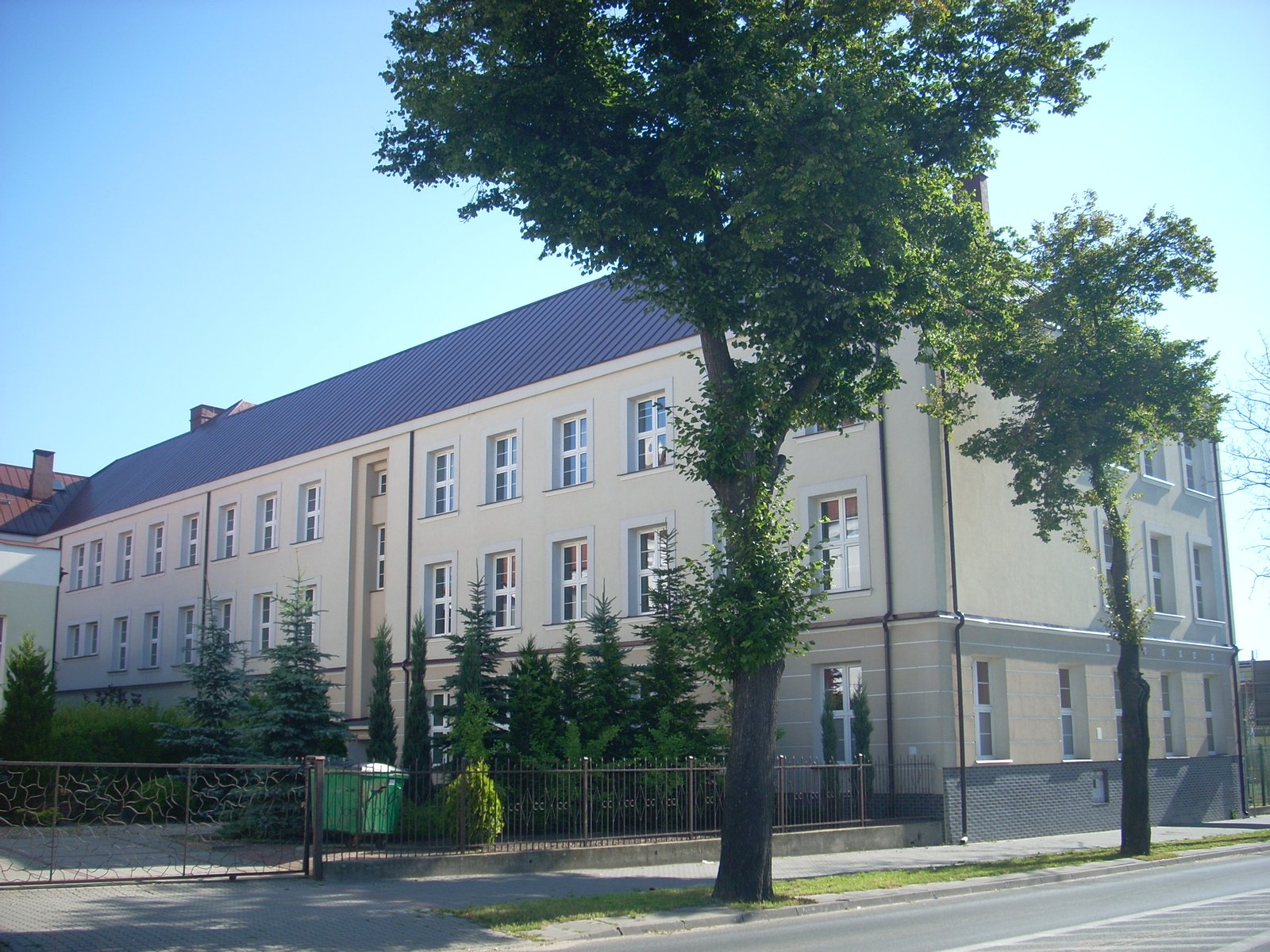 Szkoła Podstawowa nr 2 im. Henryka Sienkiewicza w Przasnyszu; bydynek zbudowany w okresie międzywojennym | Przasnysz in Poland