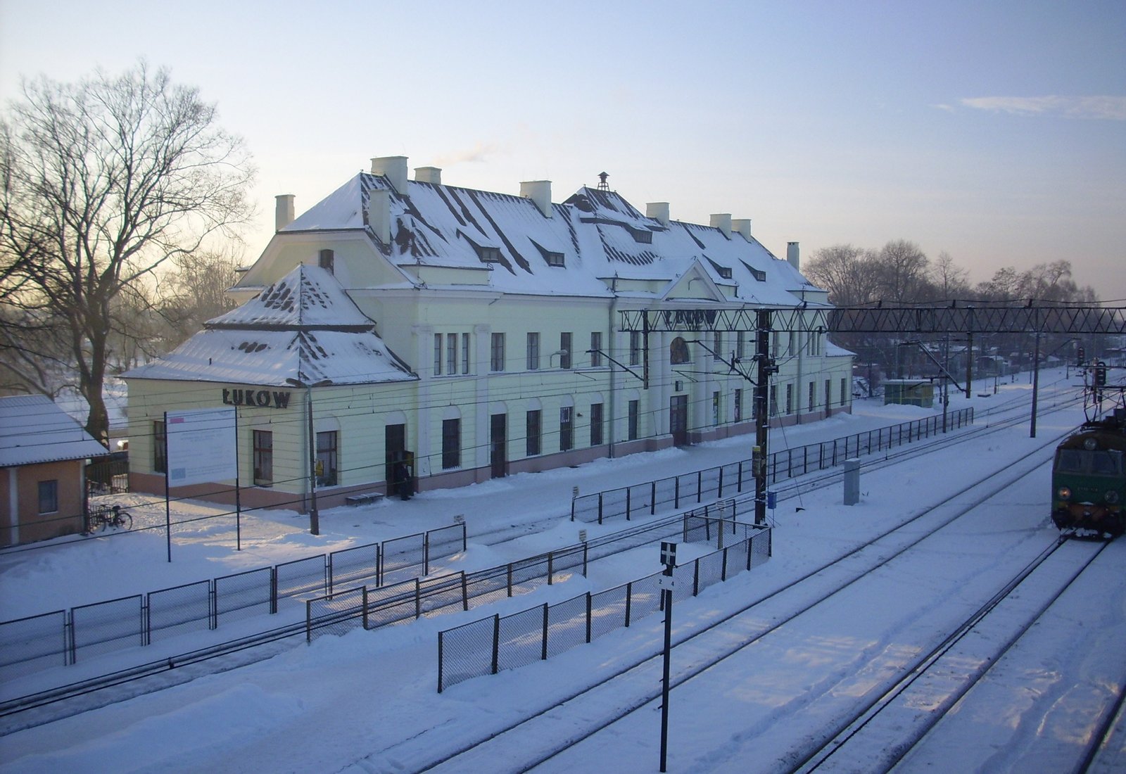 Łuków. Stacja kolejowa. Widok z kładki dla pieszych nad peronami. | Łuków in Poland