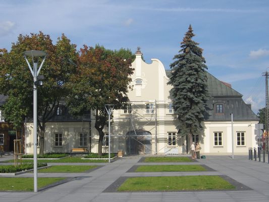 Węgrów, Rynek 11 - zajazd „Dom Gdański”, ob. biblioteka, 1 poł. XVIII, 1980 (zabytek nr 176) | Węgrów in Poland