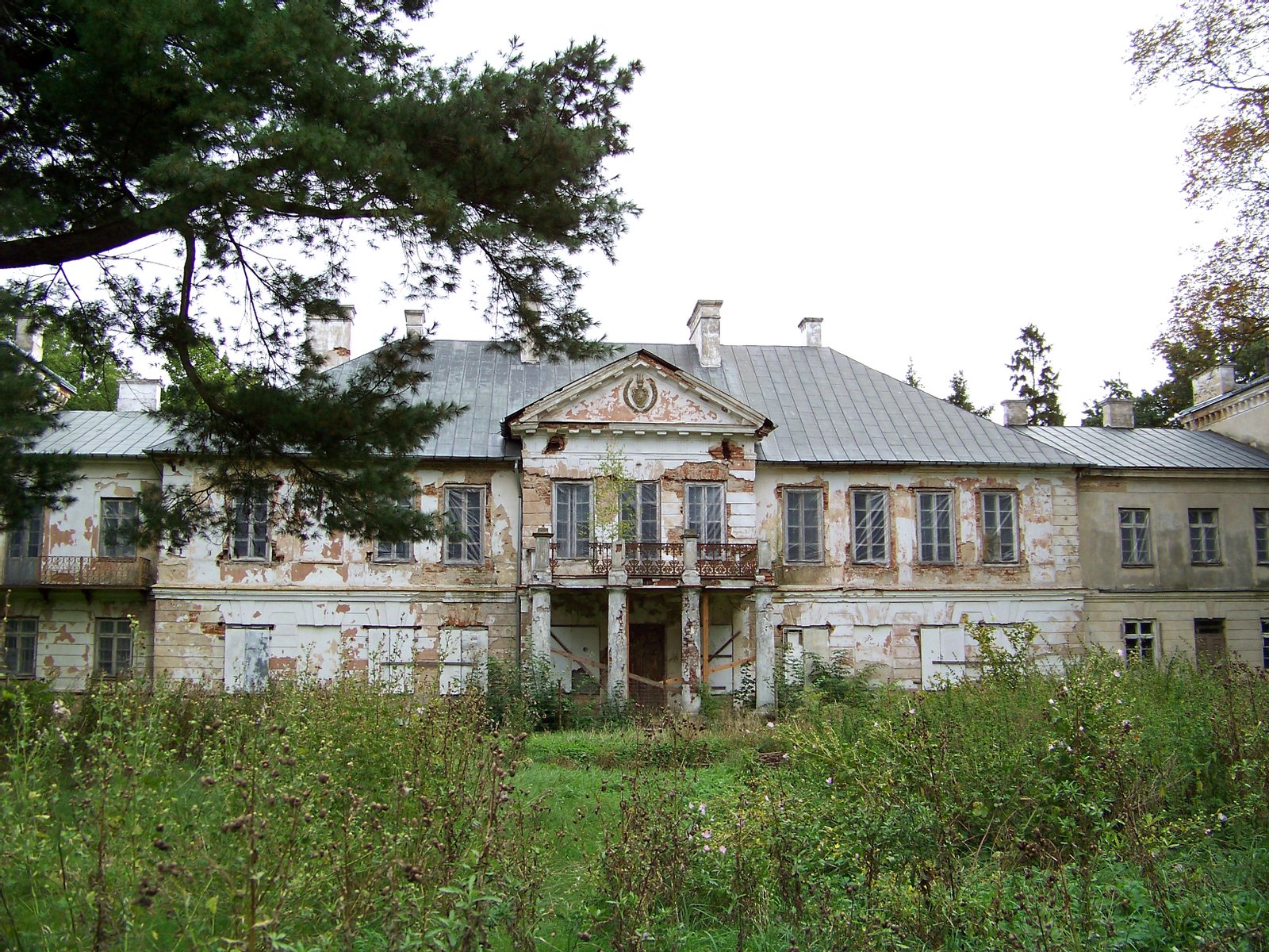 Pałac w Mordach z XVIII-XIX wieku, widok od frontu. | Mordy in Poland