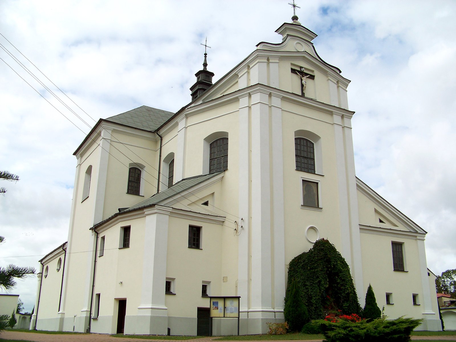 Mordy - kościół p.w. św. Michała Archanioła w Mordach z 1738r., widok od ul. Kardynała Stefana Wyszyńskiego | Mordy in Poland