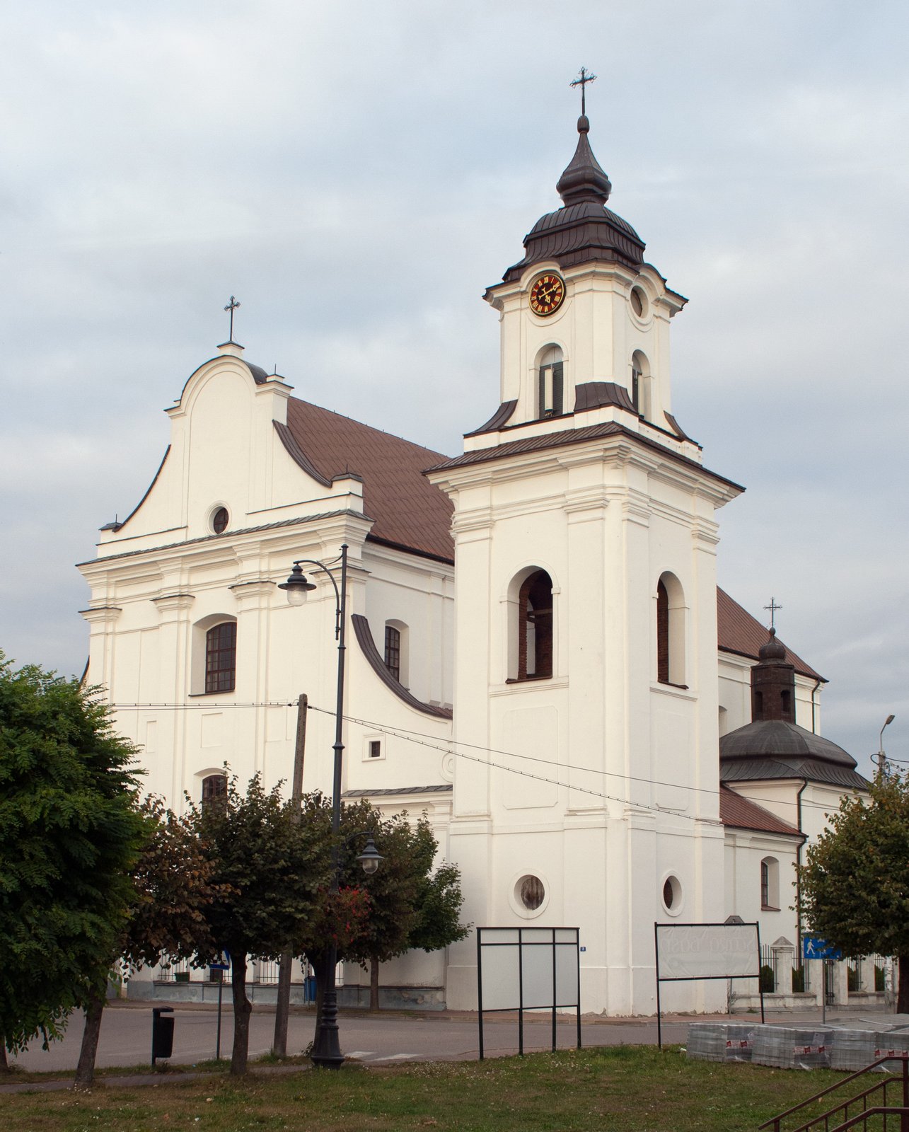 Drohiczyn, Kościół Franciszkanów pw. Wniebowzięcia NMP (budowa: 1682-1715) z ołtarzem głównym z 1762, zbudowany w miejscu kościoła z 1400 fundacji wojewody Mikołaja Nasuty | Drohiczyn in Poland