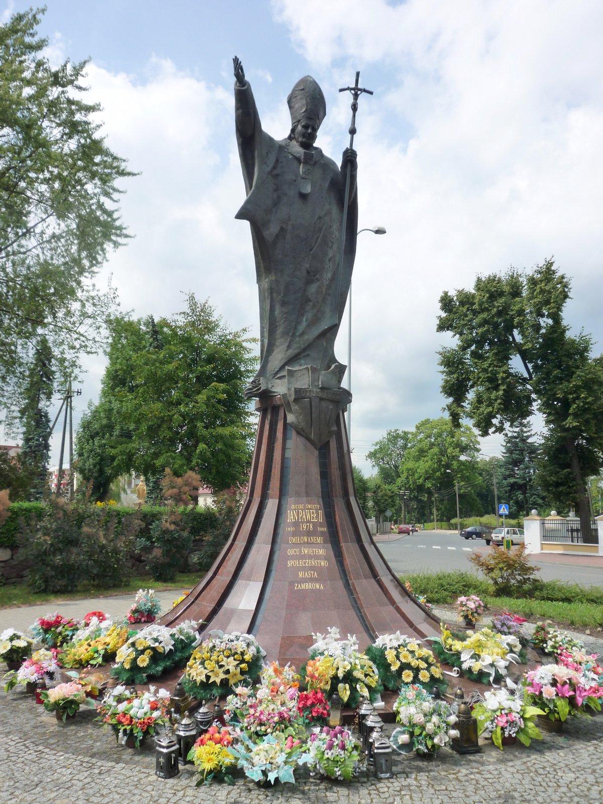 Zambrów - pomnik papieża Jana Pawła II na placu przed kościołem pw. Trójcy Przenajświętszej | Zambrów in Poland
