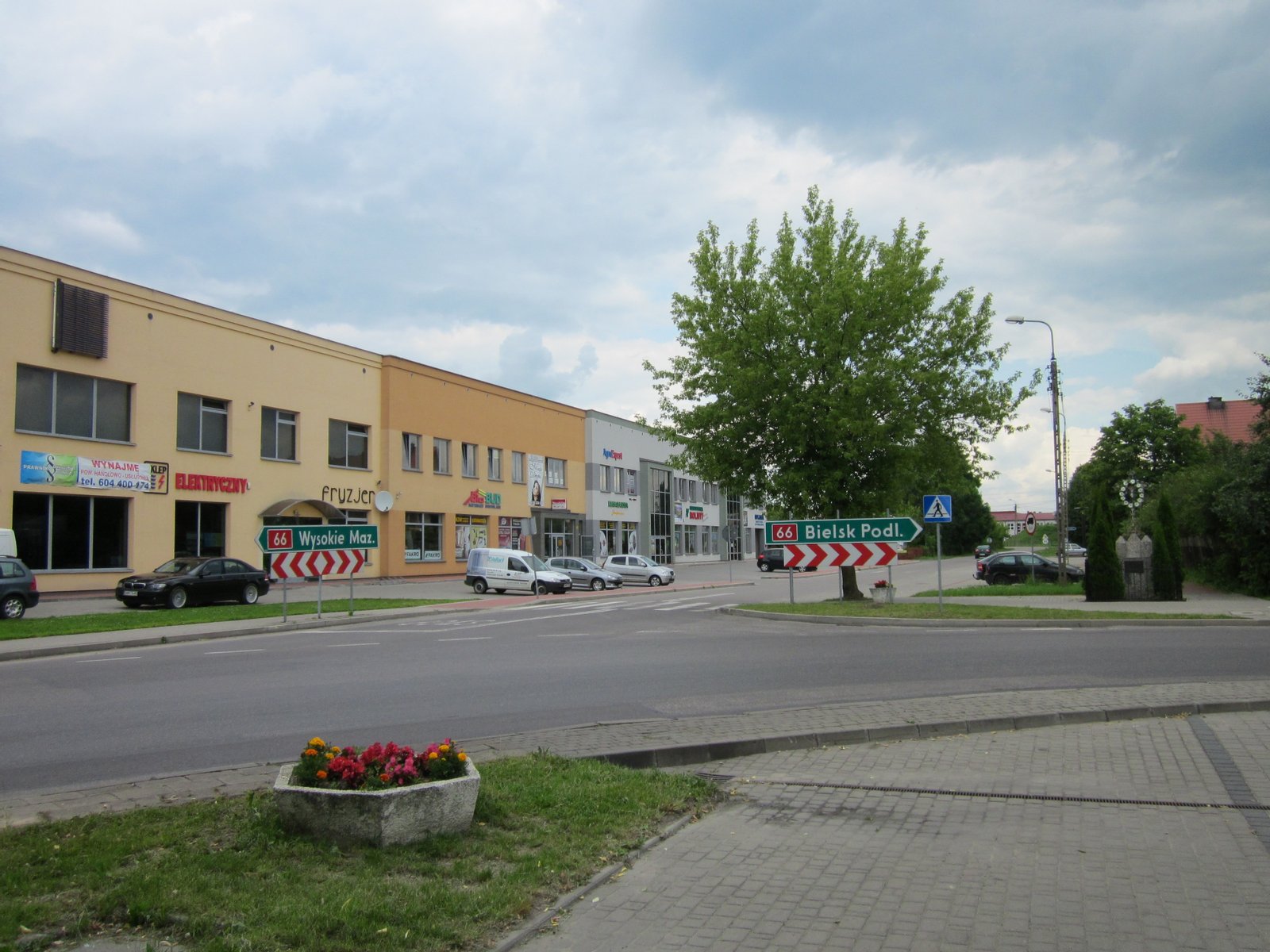 Na fotografii widoczne są trzy ulice Mazowiecka – Kolejowa oraz ul. Główna. Początek Szepietowa jest związany nieoderwalnie z powstaniem Drogi Żelaznej Petersbursko –Warszawskiej. Za osobę założyciela Szepietowa uważa się Aleksandra Kierznowskiego (1821-1901), właściciela majątku Szepietowo Wawrzyńce. | Szepietowo in Poland