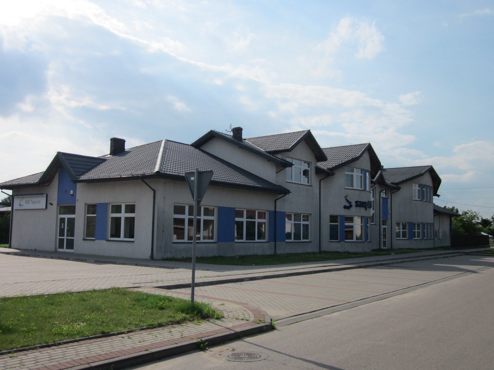 Jest to widok od strony ul. Sienkiewicza i Strażackiej. W 1992 r. powstał w Szepietowie operator telekomunikacyjny sieci „Szeptel” (początkowo jednoosobowa spółka gminna), od lutego 1994 r. posiadał zezwolenie na działalność w dziedzinie telekomunikacyjnej. Od 13 kwietnia 1999 r. spółka była notowana na warszawskiej giełdzie. Obecnie jest to operator MNI Telekom S.A.  z siedzibą w Warszawie. Dzięki tej spółce nastąpił również rozwój miejscowości. | Szepietowo in Poland