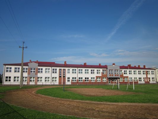 Reforma oświaty z dnia 1 września 1999 r. nałożyła na gminy obok 6-klasowych szkół podstawowych, obowiązek utworzenia i prowadzenia 3-klasowego gimnazjum. W Szepietowie dnia 2 września 2002 r. oddano do użytku budynek gimnazjum z salą gimnastyczną. Oficjalne uroczystości związane z nadaniem imienia i ustanowieniem sztandaru odbyły się 30 września 2010 r. Publiczne Gimnazjum w Szepietowie uzyskało za patrona Adama Mickiewicza. | Szepietowo in Poland