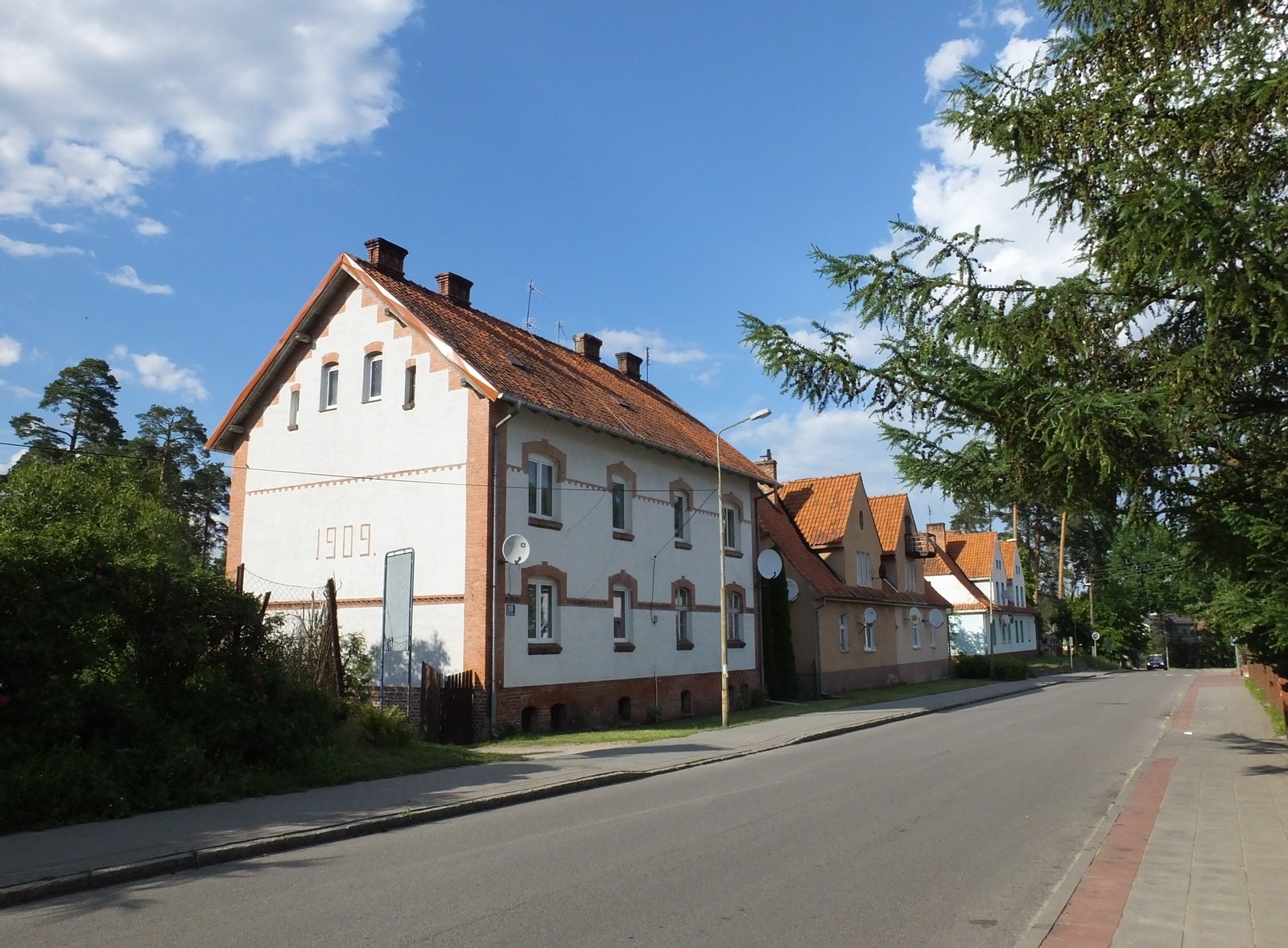 Aleja Wczasów w Rucianem-Nidzie. Na pierwszym planie dom nr 10. | Ruciane-Nida in Poland