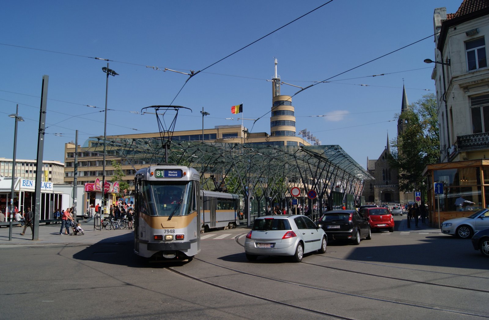 Ancien Insititut National de Radiodiffusion (I.N.R.) ligger i anslutning till torget Place Eugene Flagey i Ixelles, Bryssel, Beligen. Byggnaden uppfördes åren 1933-1938 av Joseph Diongre. Stilen är modernistisk / Art Déco. På bilden syns även den spårvagnsstation som ligger bredvid torget. | Ixelles - Elsene in Belgium