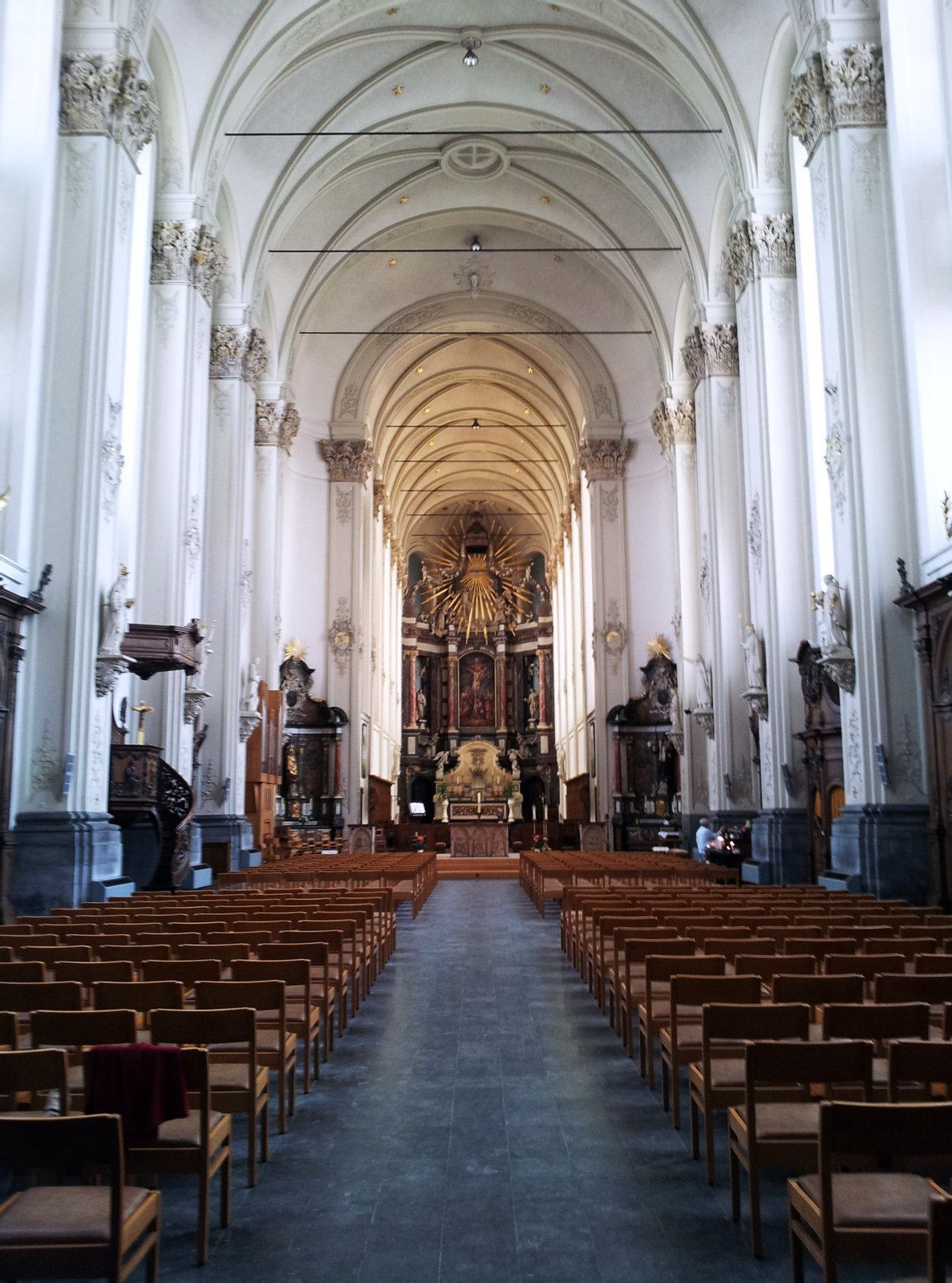 Sint-Truiden, Belgium. View towards the choir of the Baroque interior of the Franciscan church (Minderbroederskerk). | Sint-Truiden in Belgium
