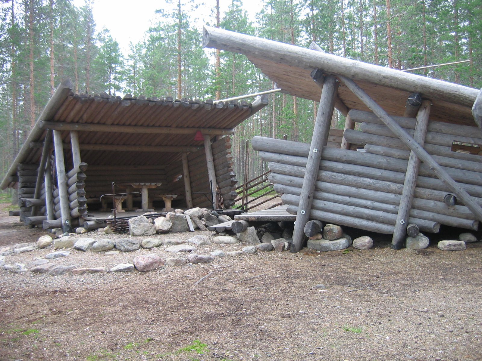 Wooden shelters at Kirkaslampi, Juorkuna, Utajärvi (Finland), close to Olvassuo | Olvassuon luonnonpuisto in Finland