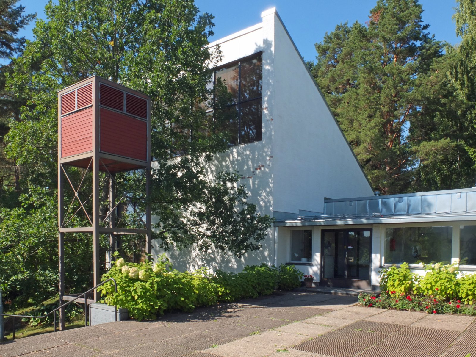 Hirvensalon kirkko Turussa on valmistunut vuonna 1962, ja sen on suunnitellut arkkitehti Pekka Pitkänen. | Hirvensalo in Finland