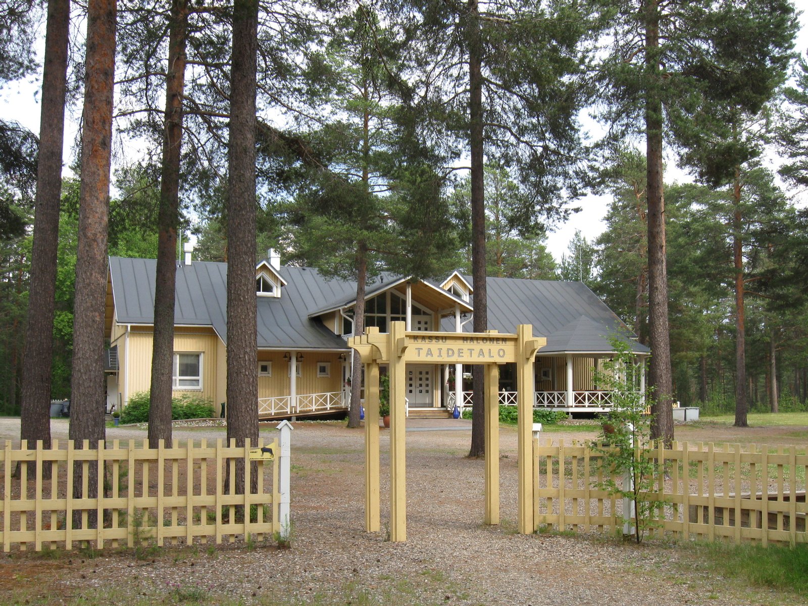 Kassu Halosen taidetalo Vaalan Manamasalossa. | Manamansalo in Finland