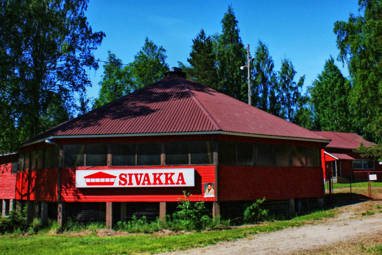 Sivakan lava Pohjois-Savossa Kaavin kunnan Sivakkavaaran kylässä on yksi Suomen vanhimmista tanssilavoista. | Kaavi in Finland