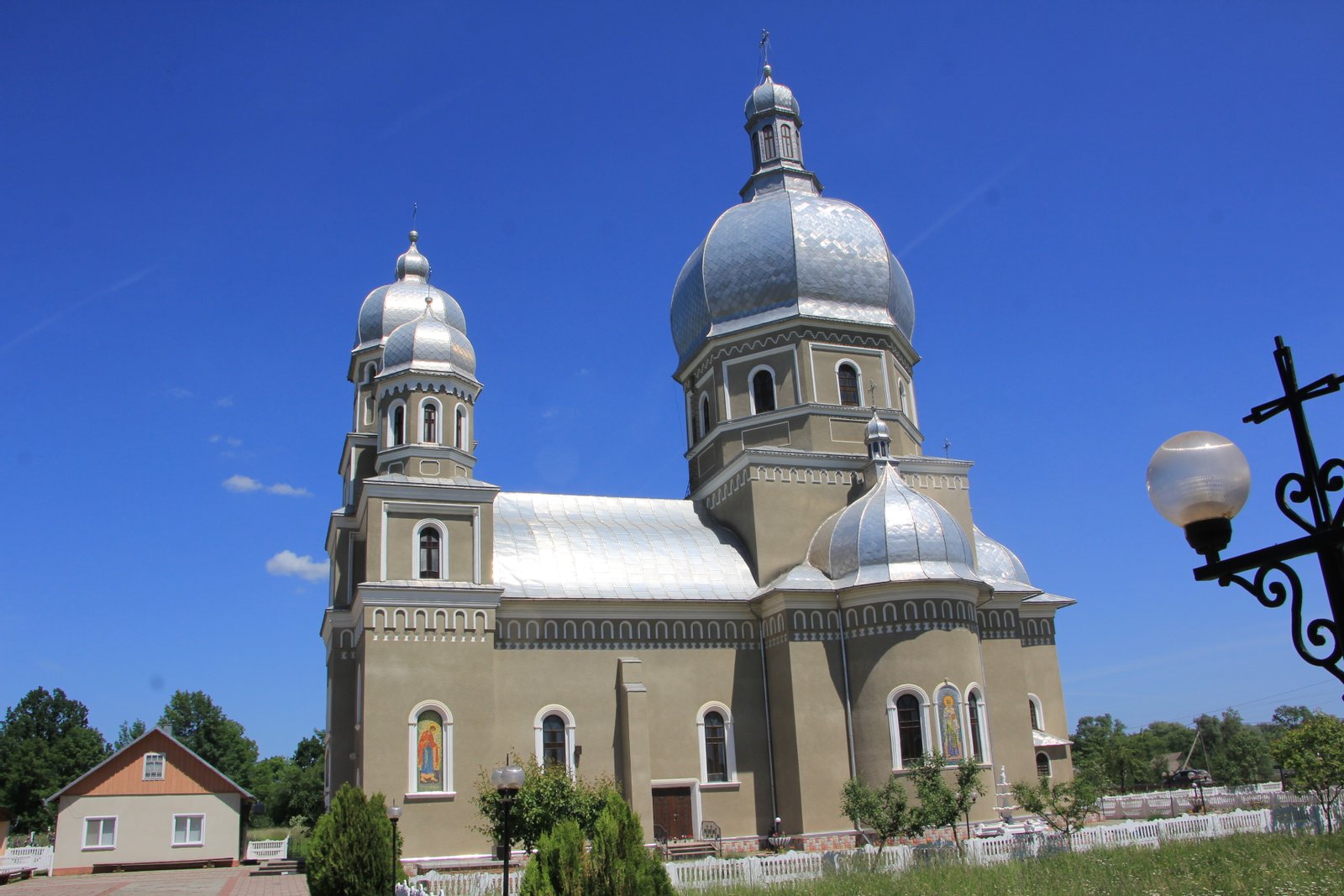 Новий мурований храм біля дерев'яної церкви Св. Дмитра 1897 с. Їжівці | Yizhivtsi in Ukraine