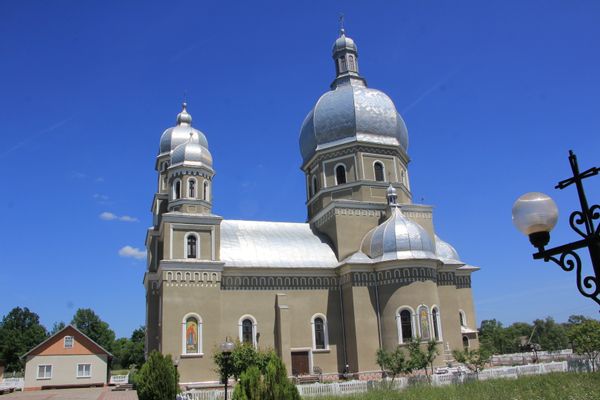 Новий мурований храм біля дерев'яної церкви Св. Дмитра 1897 с. Їжівці | Yizhivtsi in Ukraine