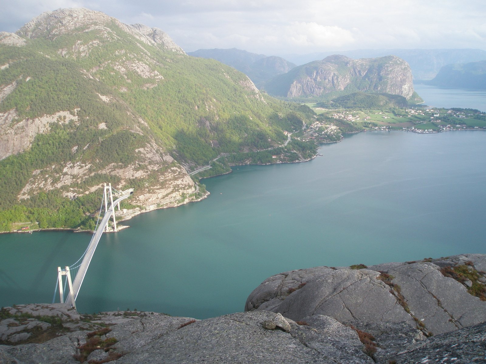 Broen over Lysefjorden i Rogaland sett fra Sokkanuten ( 341 m.o.h.).
Oppe til høyre i billedet ligger Forsand, med Uburen (440 m.o.h.) i bakgrunnen. | Lysen in Norway
