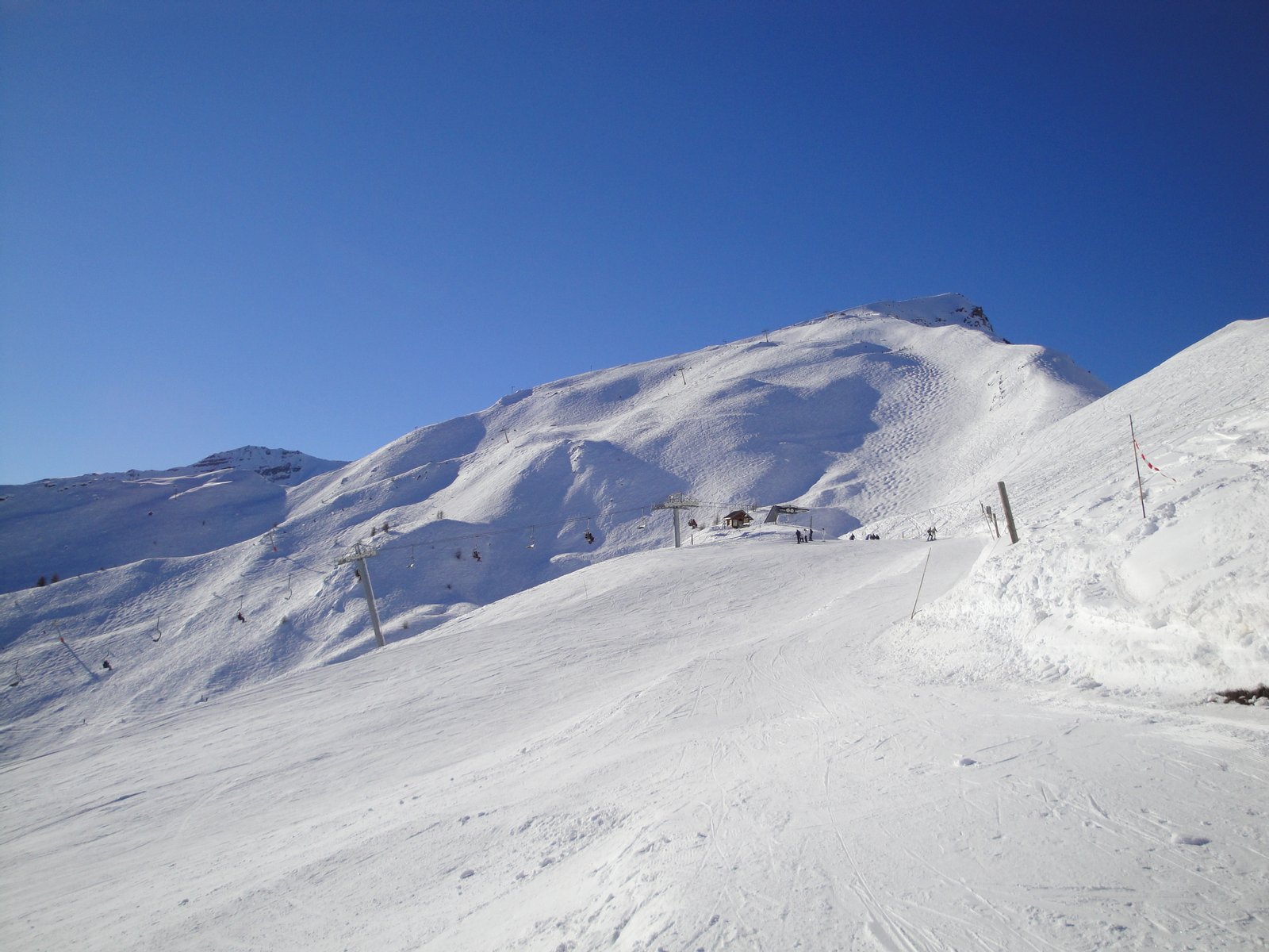 L'arrivée du télésiège des Lauzes à Puy Saint Vincent avec en fond la Pendine, sommet des pistes culminant à 2700 mètres d'altitude. On distingue la piste noire Carmen, véritable champ de bosses, qui descend sur la partie droite de la Pendine. | parc national des Écrins in France