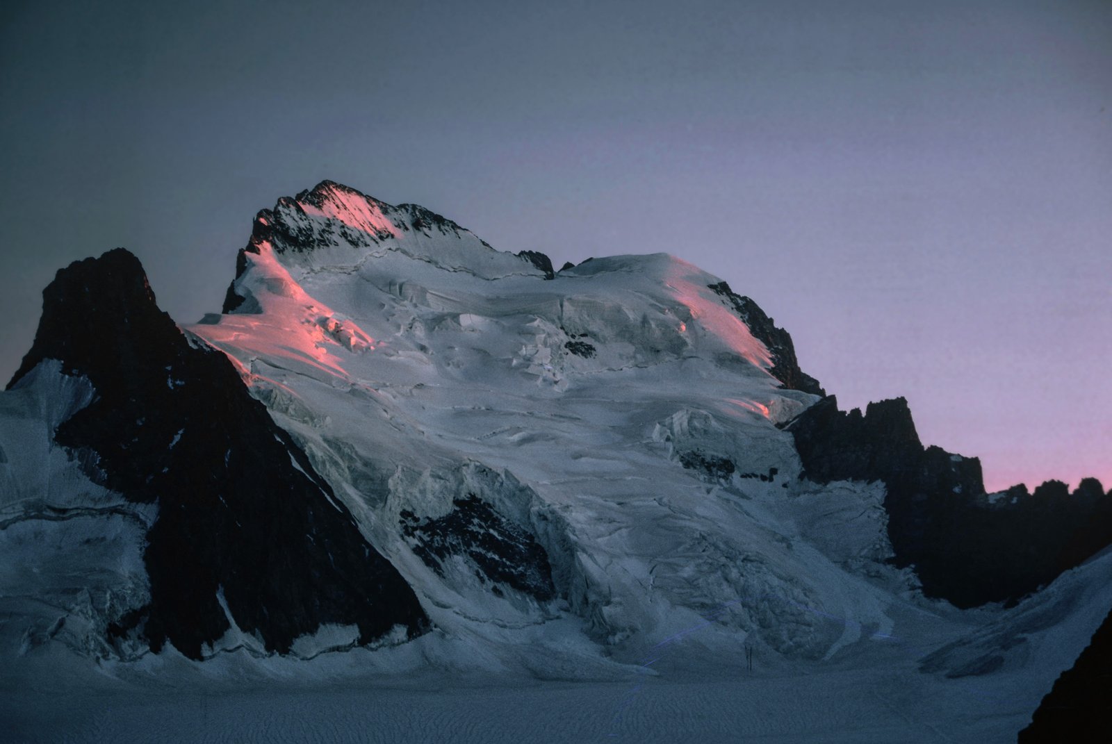 Soleil couchant sur la face Nord du plus haut sommet du massif : la Barre des Ecrins (4103 m). Vue depuis le refuge des Ecrins, anciennement Refuge Caron. | parc national des Écrins in France