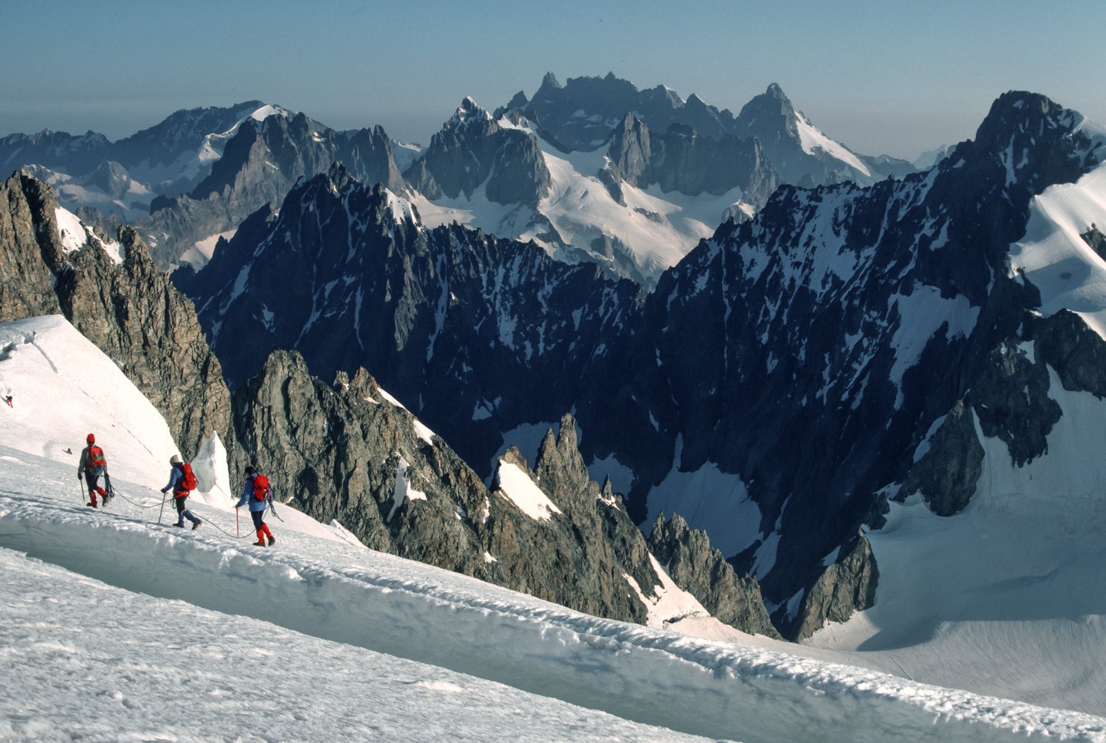 Ascension de la face Nord de la barre des Ecrins, le plus haut sommet du massif (4103m). Vue vers la Meije | parc national des Écrins in France