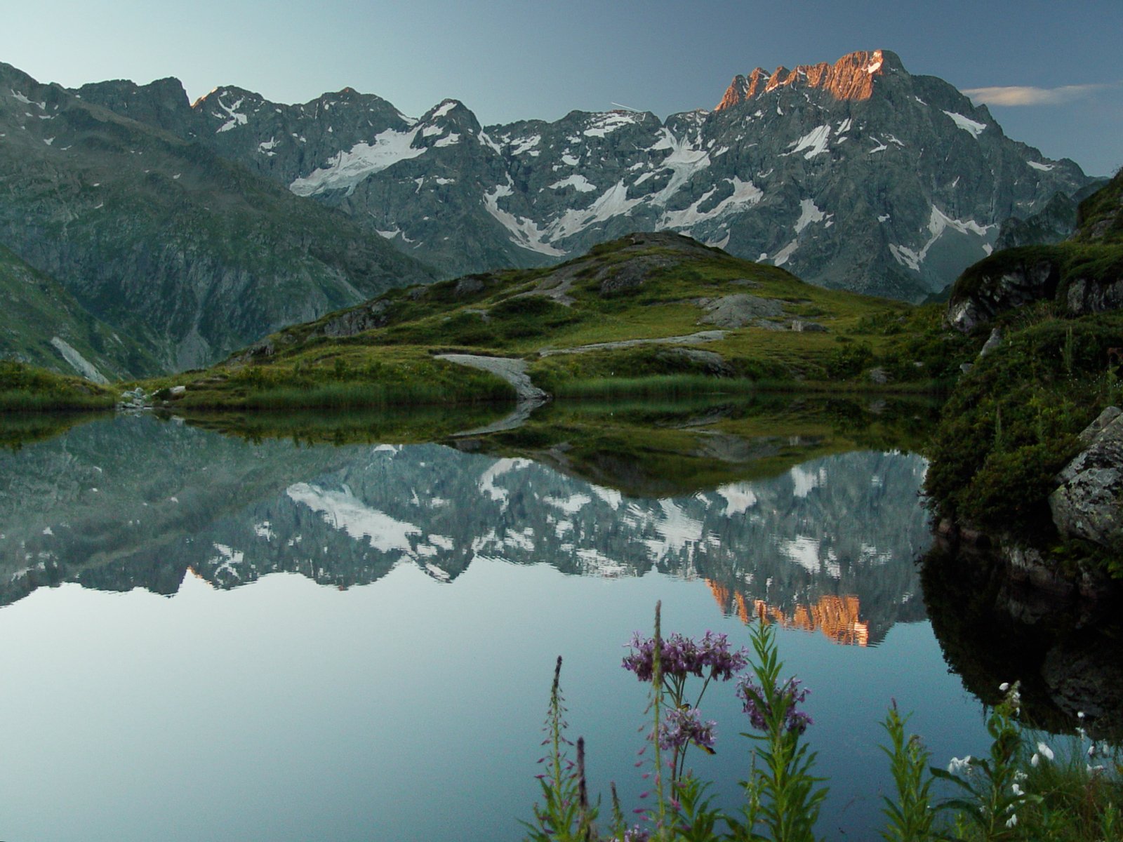 Lac du Lauzon au lever du soleil / First ray of Sun at  Lake "du Lauzon"" | parc national des Écrins in France