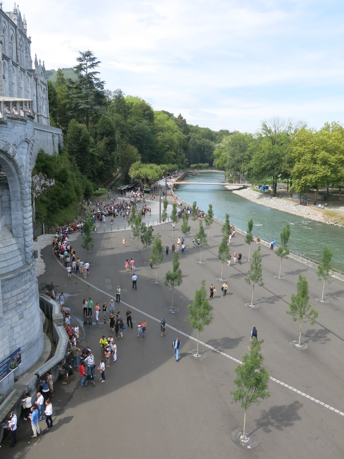 La nouvelle esplanade devant la grotte de Lourdes (Hautes-Pyrénées, France). Après les inondations de 2013, de jeunes arbres ont été plantés. | Grotte de Massabielle in France