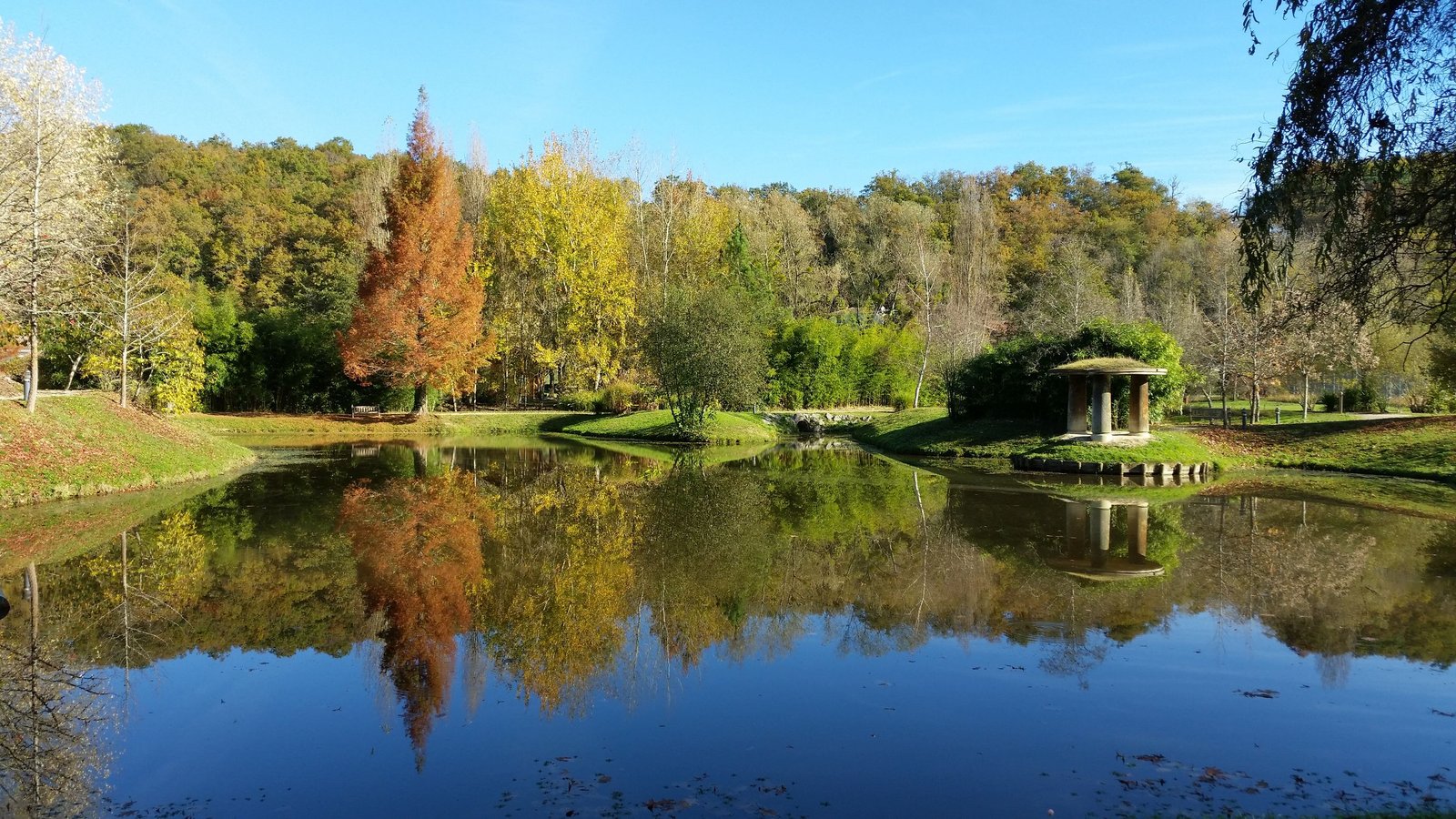 Le petit lac communal derrière les fontaines d'Eugénie-les-Bains | Eugénie-les-Bains in France