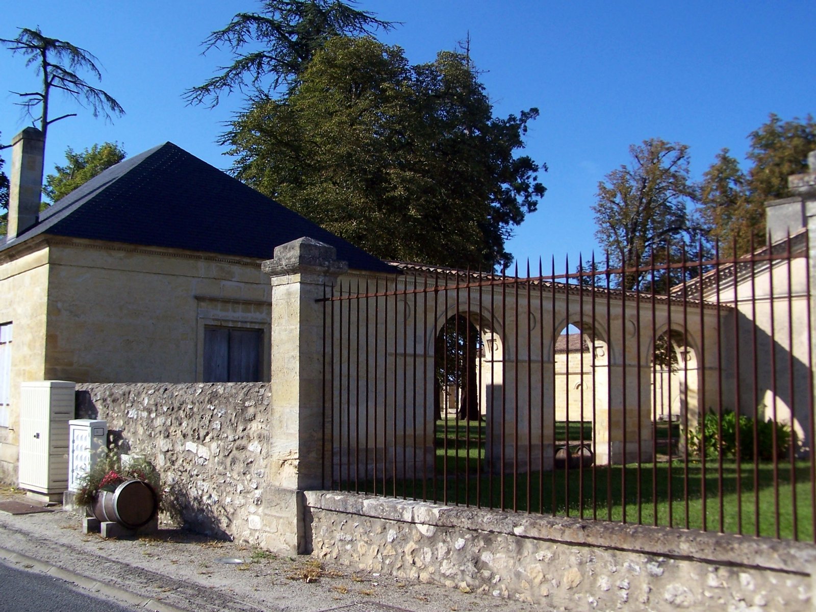 Cet édifice est répertorié dans la base Mérimée, base de données sur le patrimoine architectural français du ministère de la Culture, sous la référence PA00083673 . | Portets in France