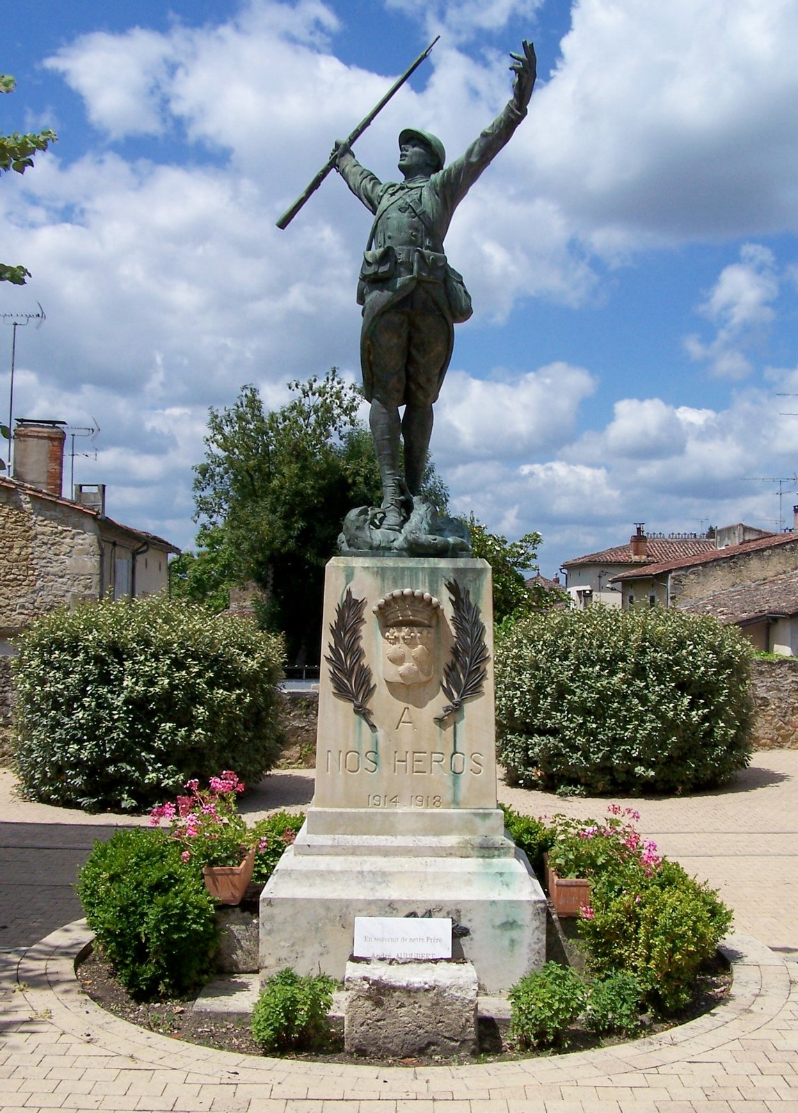 Monument aux morts de Saint-Pierre-d'Aurillac, Gironde, France | Saint-Pierre-d'Aurillac in France