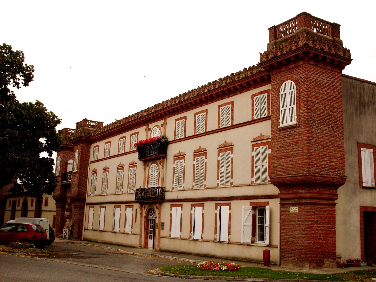 Mairie de Lavernose-Lacasse (Haute-Garonne, France), autrefois un château, construit en 1594. | Lavernose-Lacasse in France