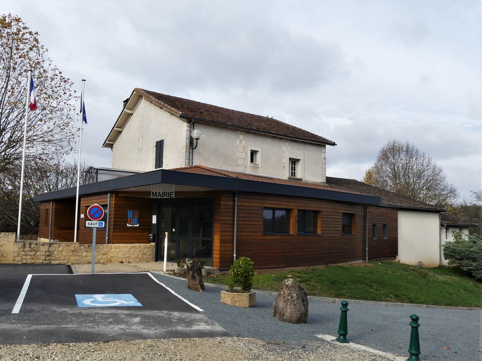 La mairie de Saint-Julien-de-Crempse, Dordogne, France. | Saint-Julien-de-Crempse in France