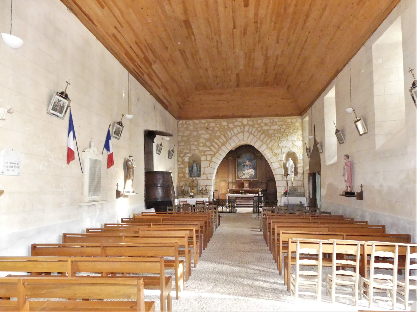 La nef de l'église de Saint-Julien-de-Crempse, Dordogne, France. | Saint-Julien-de-Crempse in France