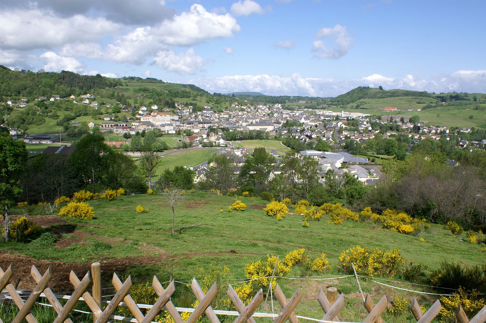 Vue générale de Riom-ès-Montagnes, commune du département du Cantal, en France. | Riom-ès-Montagnes in France