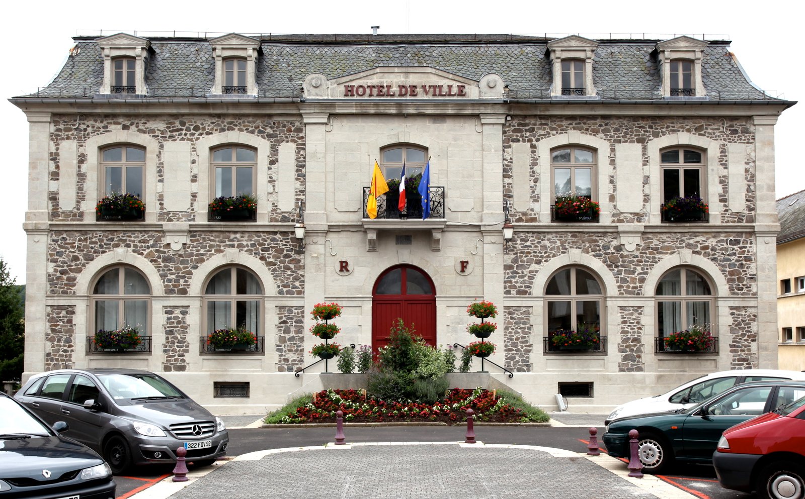 Hotel de ville de Riom-ès-Montagnes, Cantal, France. | Riom-ès-Montagnes in France